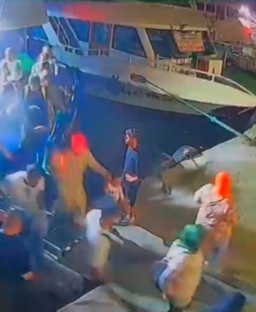 Fatih’te dehşet anları kamerada: Anne ve çocuğu tur teknesinden denize düştü