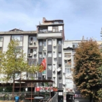 Fatih’te kaçak katın üzerine inşa edilen bir kaçak kat daha görenleri hayrete düşürdü