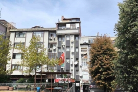 Fatih’te kaçak katın üzerine inşa edilen bir kaçak kat daha görenleri hayrete düşürdü