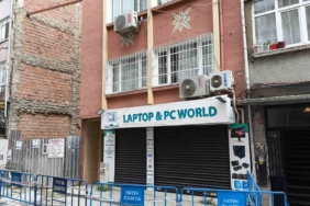 Fatih’te temel kazısı sırasında 4 katlı apartmanın duvarı yıkıldı, bitişiğindeki bina yan yattı