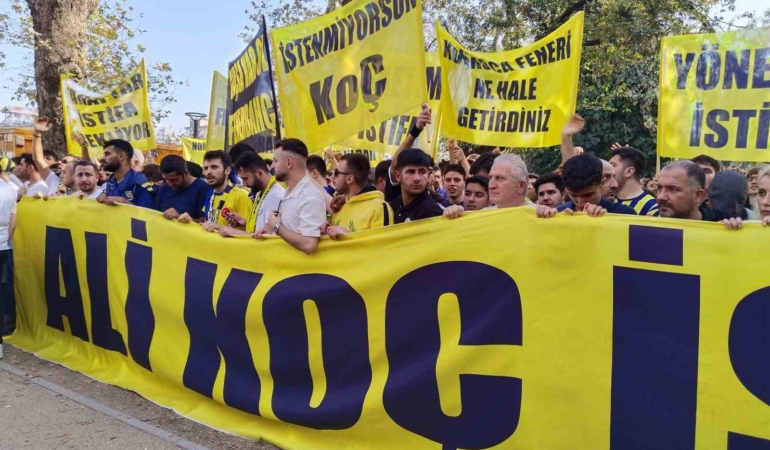Fenerbahçe’nin bir grup taraftarı tepki amaçlı Yoğurtçu Parkı’nda toplandı