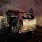 Florya E-5’te yanan araç hurdaya döndü