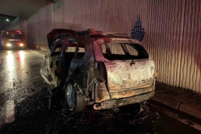 Florya E-5’te yanan araç hurdaya döndü