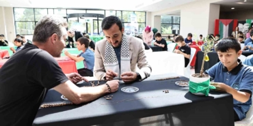 Gazze’deki zeytin ağacı katliamını zeytin çekirdeğinden tespih yaparak protesto ettiler