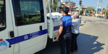 Gebze’de izinsiz asılan afişler kaldırılıyor