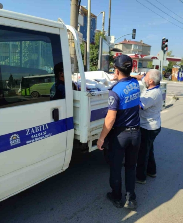 Gebze’de izinsiz asılan afişler kaldırılıyor