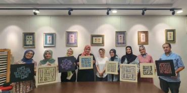 Gelenekselin modern izlerle buluşması: Ebru Sanatı