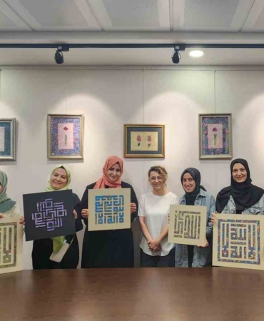 Gelenekselin modern izlerle buluşması: Ebru Sanatı