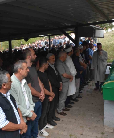 Girdikleri denizde boğulan 2 kardeş son yolculuğuna uğurlandı