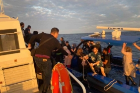 Gökçeada’da botları su alan 1 çocuk 47 kaçak göçmen kurtarıldı