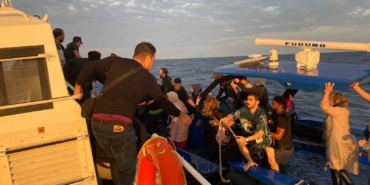 Gökçeada’da botları su alan 1 çocuk 47 kaçak göçmen kurtarıldı