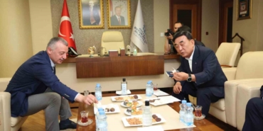 Güney Koreli Başkan, çay ve pişmaniyeye bayıldı