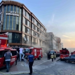 Güngören’de 4 katlı kumaş imalathanesinde yangın paniği