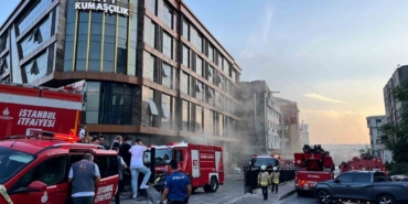 Güngören’de 4 katlı kumaş imalathanesinde yangın paniği