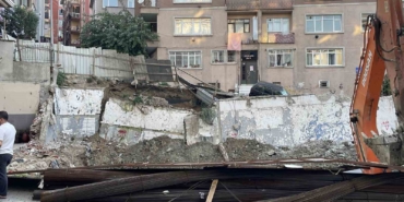 Güngören’de inşaat çalışması sırasında istinat duvarı ve yol çöktü