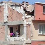 Güngören’de yıkım sırasında yan binanın duvarı ve çatısı zarar gördü