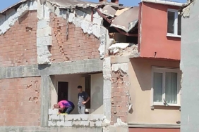Güngören’de yıkım sırasında yan binanın duvarı ve çatısı zarar gördü