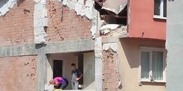 Güngören’de yıkım sırasında yan binanın duvarı ve çatısı zarar gördü