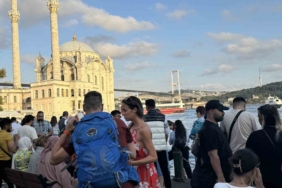 Halat üzerinde 15 Temmuz Köprüsü’nü geçen atleti vatandaşlar ilgiyle izledi