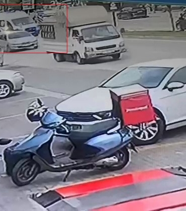 Hasta taşıyan ambulans otomobil ile kafa kafaya çarpıştı