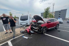 Hastane otoparkında park halindeki karavana çarptı