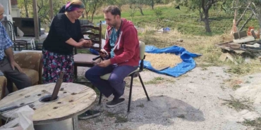 Hastasının ayağına giden doktor yüz güldürüyor