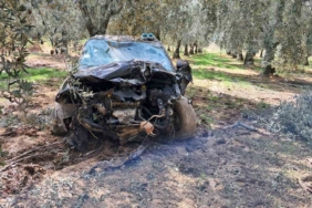 Hurdaya dönen araçtan sağ çıktı