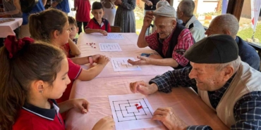 Huzurevi sakinleri ile çocuklar bir arada