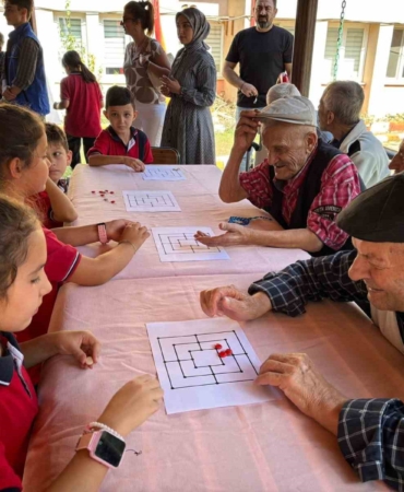 Huzurevi sakinleri ile çocuklar bir arada