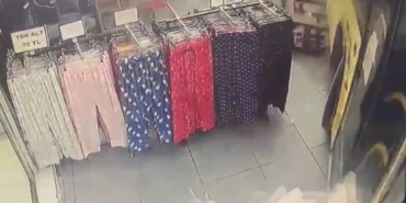 İETT otobüsünün gelinlik dükkanına girdiği anlar kamerada