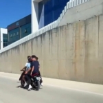 İki teker üstünde 4 kişi yolculuk yaptı, o anlar kameraya yansıdı