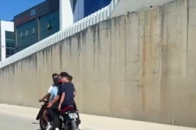 İki teker üstünde 4 kişi yolculuk yaptı, o anlar kameraya yansıdı