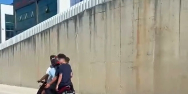 İki teker üstünde 4 kişi yolculuk yaptı, o anlar kameraya yansıdı
