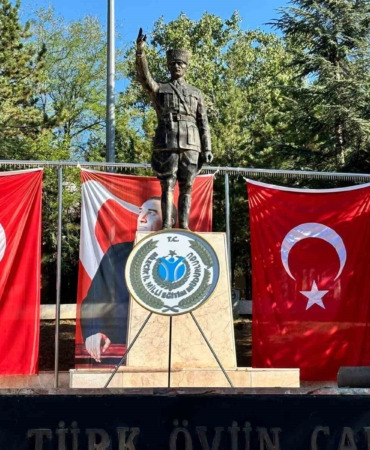 İl Milli Eğitim Müdürlüğüne ait çelenk Atatürk Anıtı’nda unuttu
