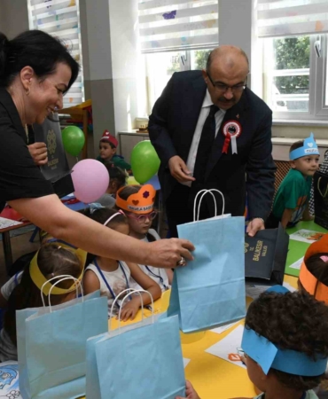 İlk derste miniklere hediyeler Balıkesir Büyükşehir’den