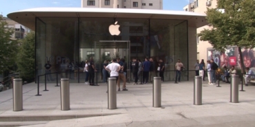 IPhone 16 alabilmek için metrelerce kuyruk oluşturdular
