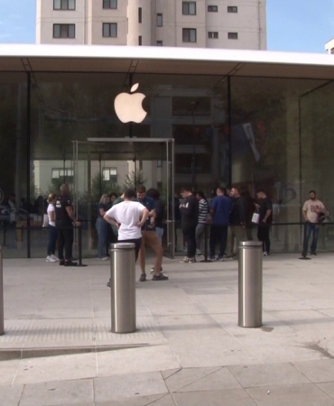 IPhone 16 alabilmek için metrelerce kuyruk oluşturdular