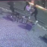 İş arkadaşını silahlı 2 kişiyle dakikalarca gözetleyip saldırdı, kendisi ağır yaralandı: O anlar kameraya yansıdı