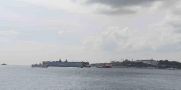 İstanbul Boğazı’ndan geçen yüzer havuz havadan görüntülendi