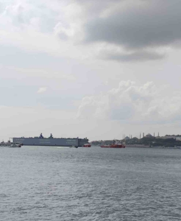 İstanbul Boğazı’ndan geçen yüzer havuz havadan görüntülendi