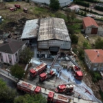 İstanbul Çatalca’da bulunan bir fabrikada bilinmeyen nedenle yangın çıktı. Olay yerine çok sayıda itfaiye ekibi sevk edildi.
