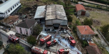 İstanbul Çatalca’da bulunan bir fabrikada bilinmeyen nedenle yangın çıktı. Olay yerine çok sayıda itfaiye ekibi sevk edildi.