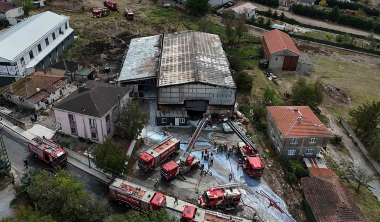 İstanbul Çatalca’da bulunan bir fabrikada bilinmeyen nedenle yangın çıktı. Olay yerine çok sayıda itfaiye ekibi sevk edildi.