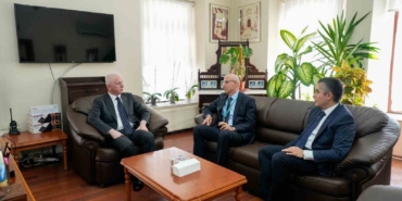 İstanbul Valisi Gül, pankartla Cumhurbaşkanı Erdoğan’a sesini duyuran Ada’yı hastanede ziyaret etti