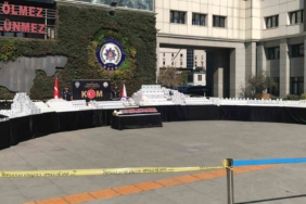 İstanbul’da bir depoda 150 milyon liralık kaçak cep telefonu aksesuarı ele geçirildi