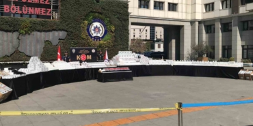 İstanbul’da bir depoda 150 milyon liralık kaçak cep telefonu aksesuarı ele geçirildi