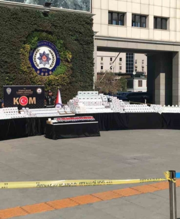 İstanbul’da bir depoda 150 milyon liralık kaçak cep telefonu aksesuarı ele geçirildi