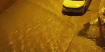 İstanbul’da sağanak etkili oldu, yollar dereye döndü