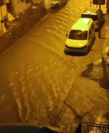 İstanbul’da sağanak etkili oldu, yollar dereye döndü