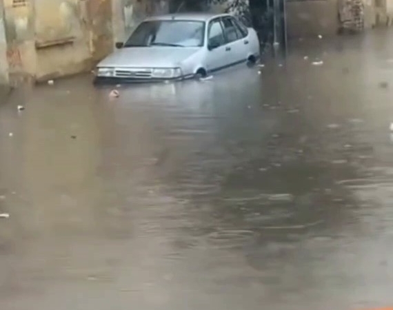 İstanbul’da sağanak yağış etkili oldu, yollar göle döndü